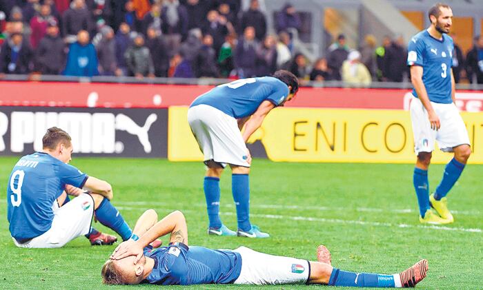 Los jugadores italianos en un fiel reflejo de su frustración.