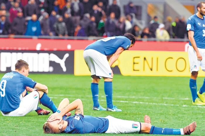 Los jugadores italianos en un fiel reflejo de su frustración.