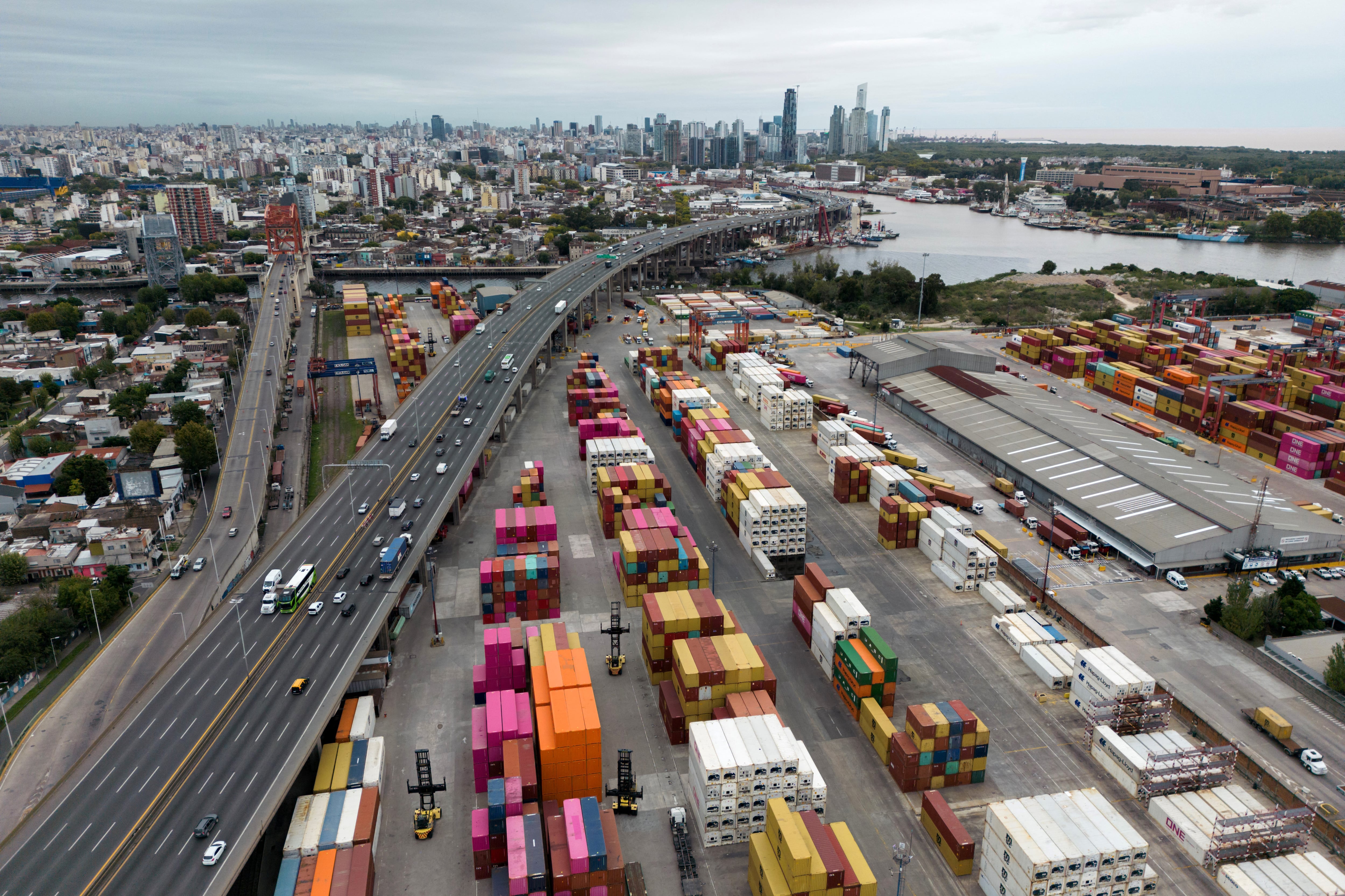 Las compras al exterior subieron 37 por ciento.