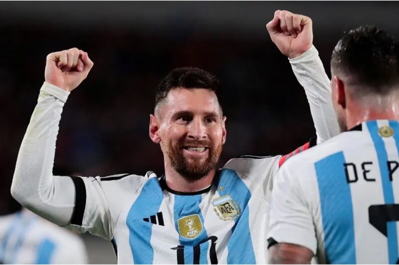 Messi festeja su golazo de tiro libre ante Ecuador, por las Eliminatorias Sudamericanas, el 7 de septiembre en el Monumental.