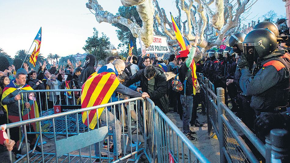 Miles de manifestantes que se concentraron en torno al Parlamento en Barcelona gritaban “Puigdemont o Puigdemont”.