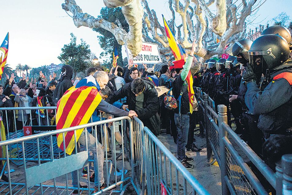 Miles de manifestantes que se concentraron en torno al Parlamento en Barcelona gritaban “Puigdemont o Puigdemont”.