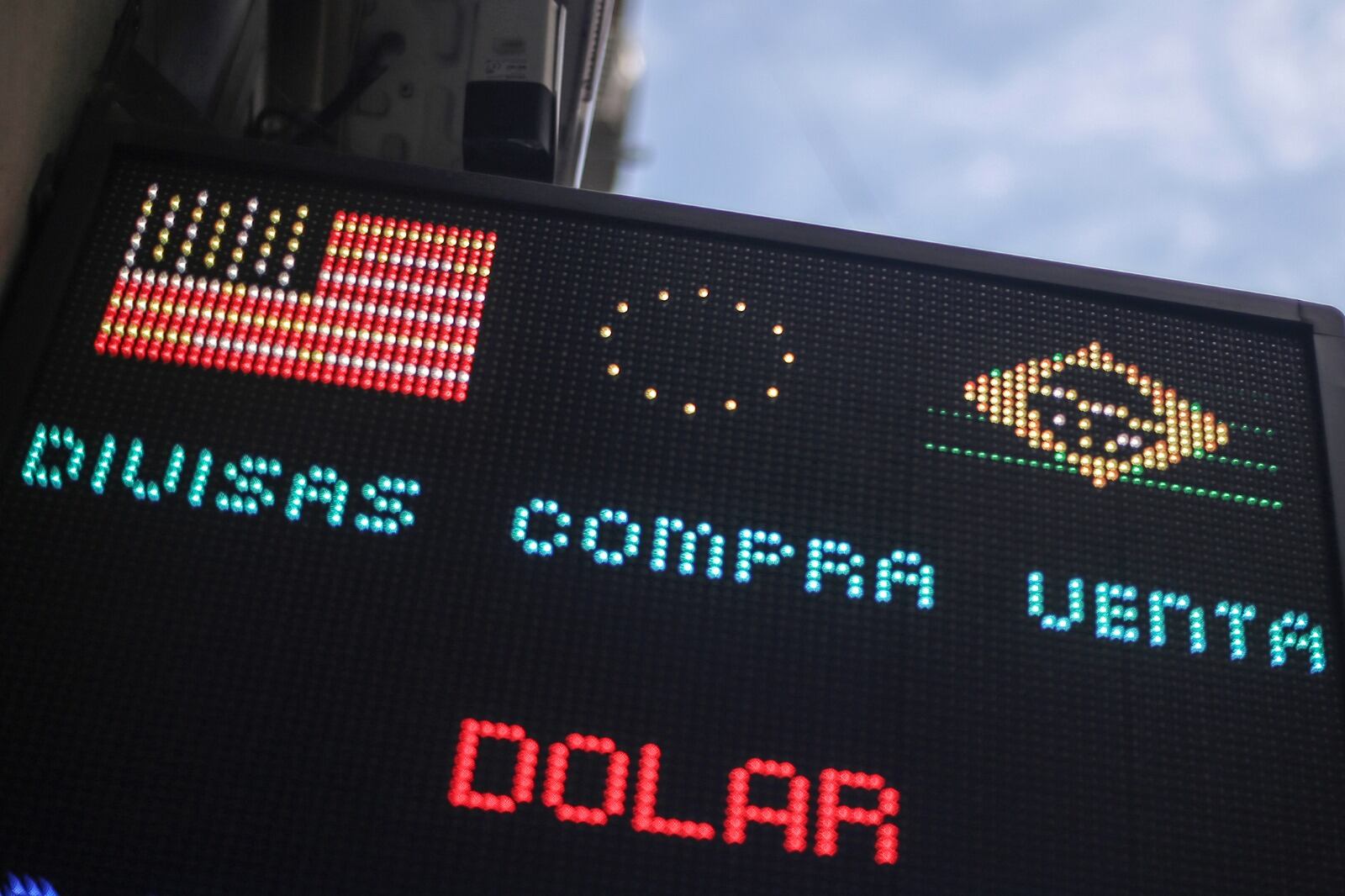 El dólar blue subió 5 pesos este lunes hasta los 1350 pesos, y cortó una seguidilla de cuatro jornadas hábiles en baja.