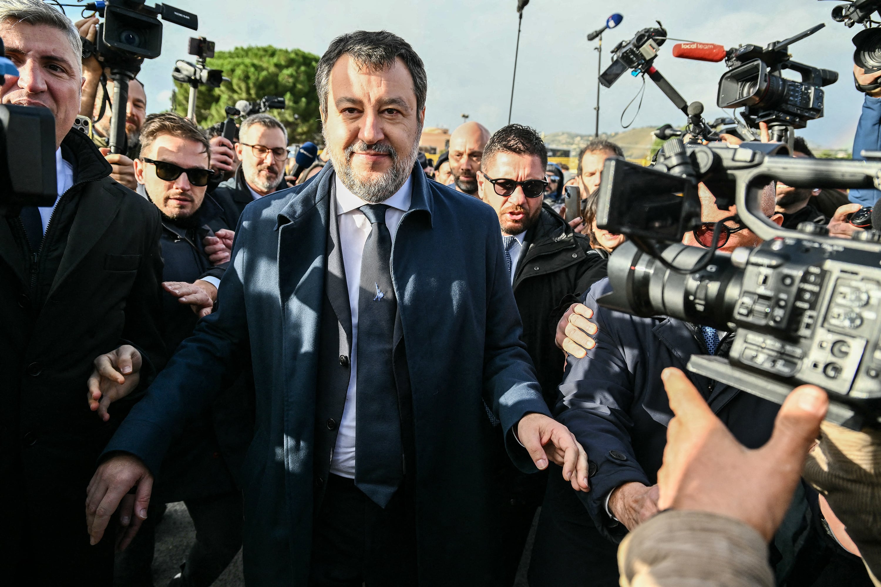 Salvini sonría en la entrada al  Tribunal de Palermo