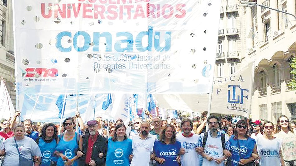 Los profesores realizaron una huelga durante toda la semana pasada.