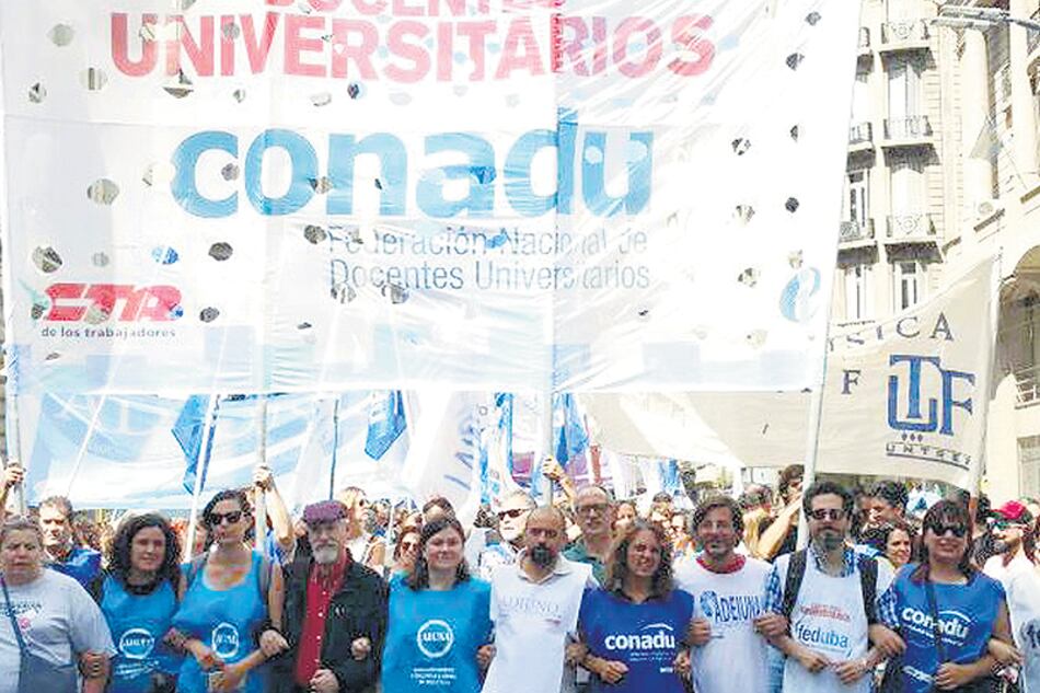 Los profesores realizaron una huelga durante toda la semana pasada.