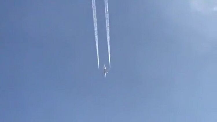 Un momento del vuelo del avión, mientras liberaba combustible