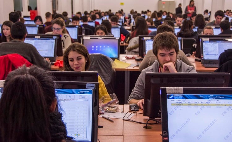 Ni bien terminan las elecciones se realiza un escrutinio provisorio y luego el definitivo.