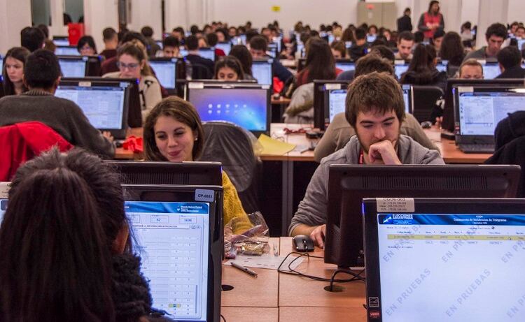 Ni bien terminan las elecciones se realiza un escrutinio provisorio y luego el definitivo.