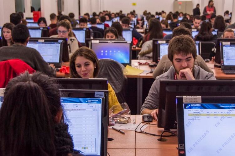 Ni bien terminan las elecciones se realiza un escrutinio provisorio y luego el definitivo.