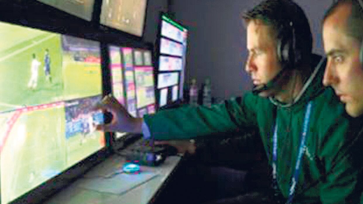 El VAR en acción en Rusia, durante las Copa de las Confederaciones.