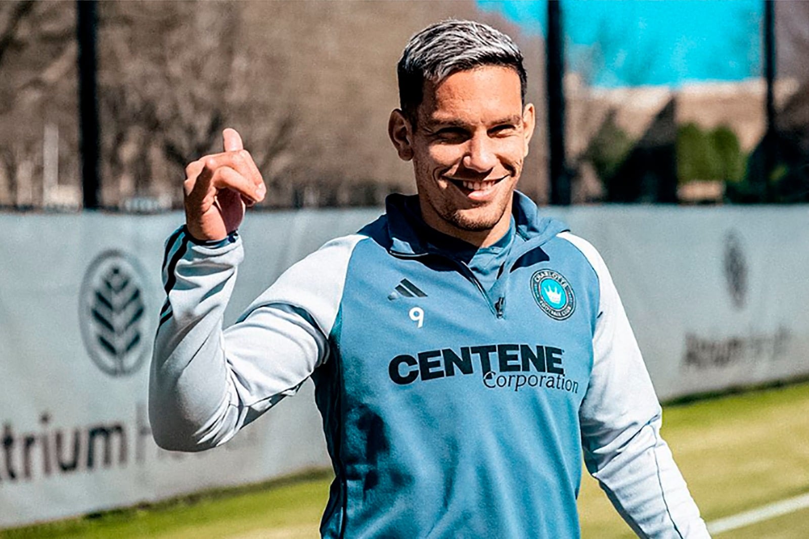 Enzo Copetti con la rompa de entrenamiento del Charlotte FC.