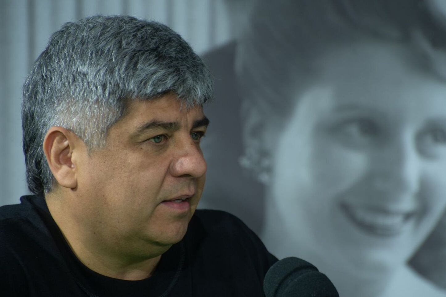 Pablo Moyano en el estudio de INFOCAMIONEROS, con Eva Duarte de fondo. Imagen: Prensa Camioneros