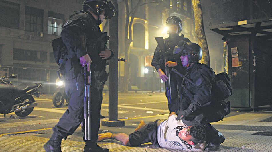 El juez pidió al Ministerio de Seguridad que informe por qué y cómo intervinieron policías de civil sin identificación.
