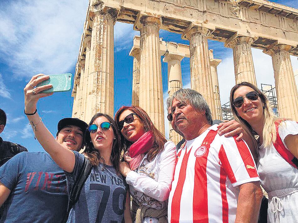Antes de dejar Grecia, Cristina Kirchner recorrió la Acrópolis y se sacó fotos con argentinos.