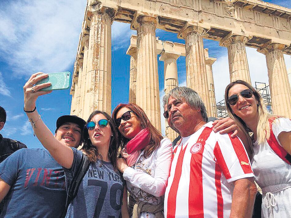 Antes de dejar Grecia, Cristina Kirchner recorrió la Acrópolis y se sacó fotos con argentinos.