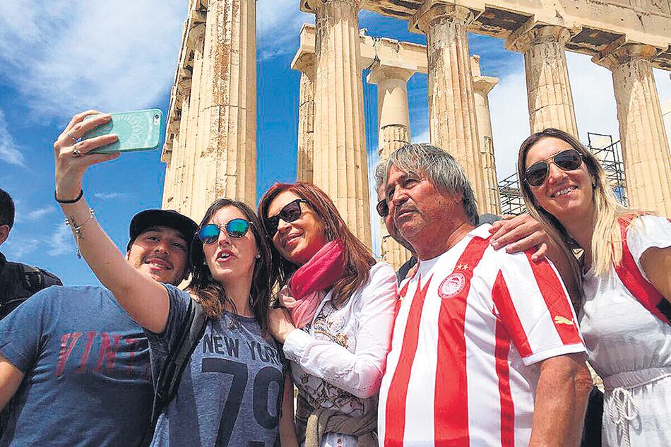 Antes de dejar Grecia, Cristina Kirchner recorrió la Acrópolis y se sacó fotos con argentinos.