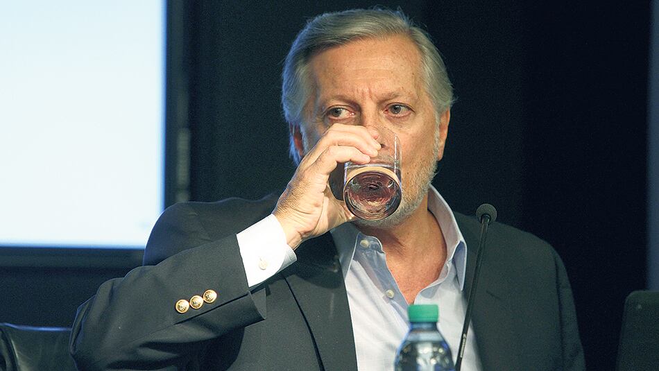 El ministro de Energía, Juan José Aranguren, de nuevo en el ojo de la tormenta.