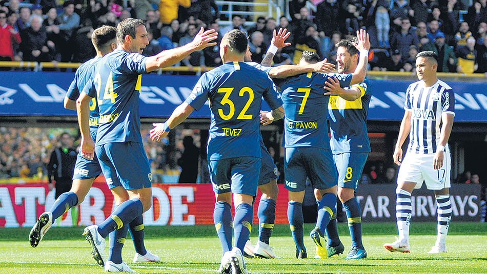 Pavón festeja con sus compañeros el gol del triunfo, tras un remate desde la medialuna.