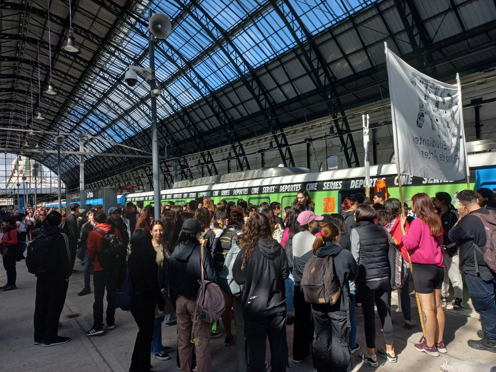 El grueso de los universitarios platenses viajaron en tren hasta la ciudad de Buenos Aires. 