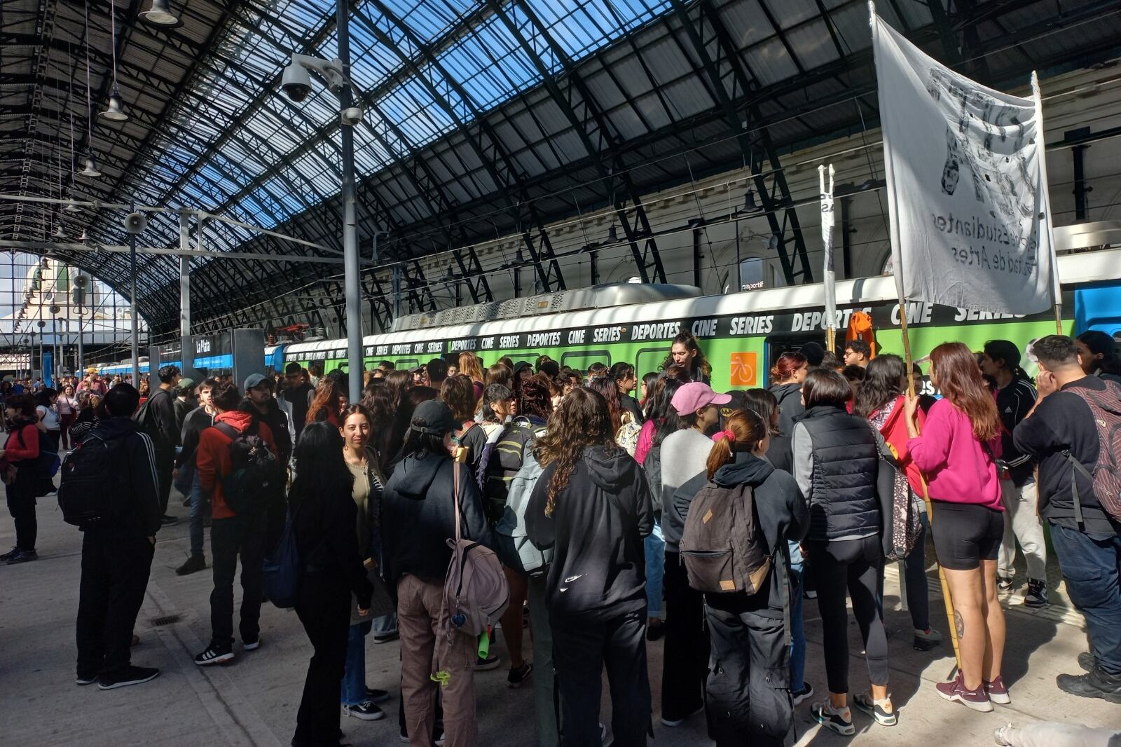 El grueso de los universitarios platenses viajaron en tren hasta la ciudad de Buenos Aires.