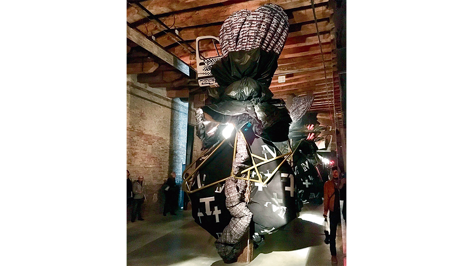 Una de las siete grandes piezas de Telleria en la Bienal.