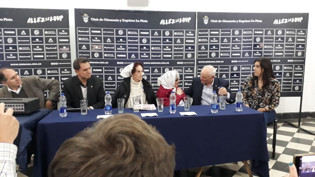 Gimnasia realizó un acto con las madres de los desaparecidos.