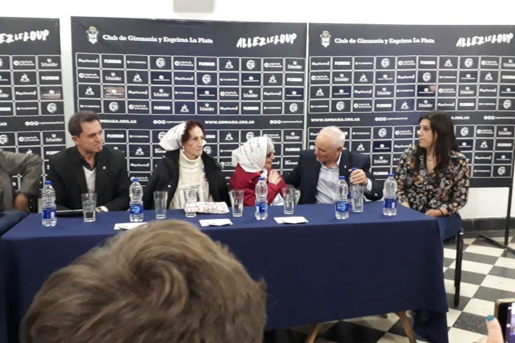 Gimnasia realizó un acto con las madres de los desaparecidos.