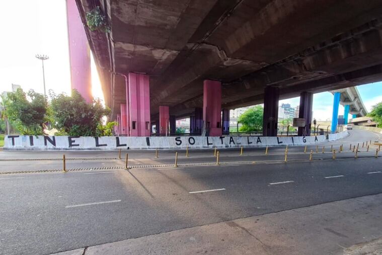 Una de las pintadas contra Tinelli, frente a canal 13, debajo de la autopista 25 de mayo