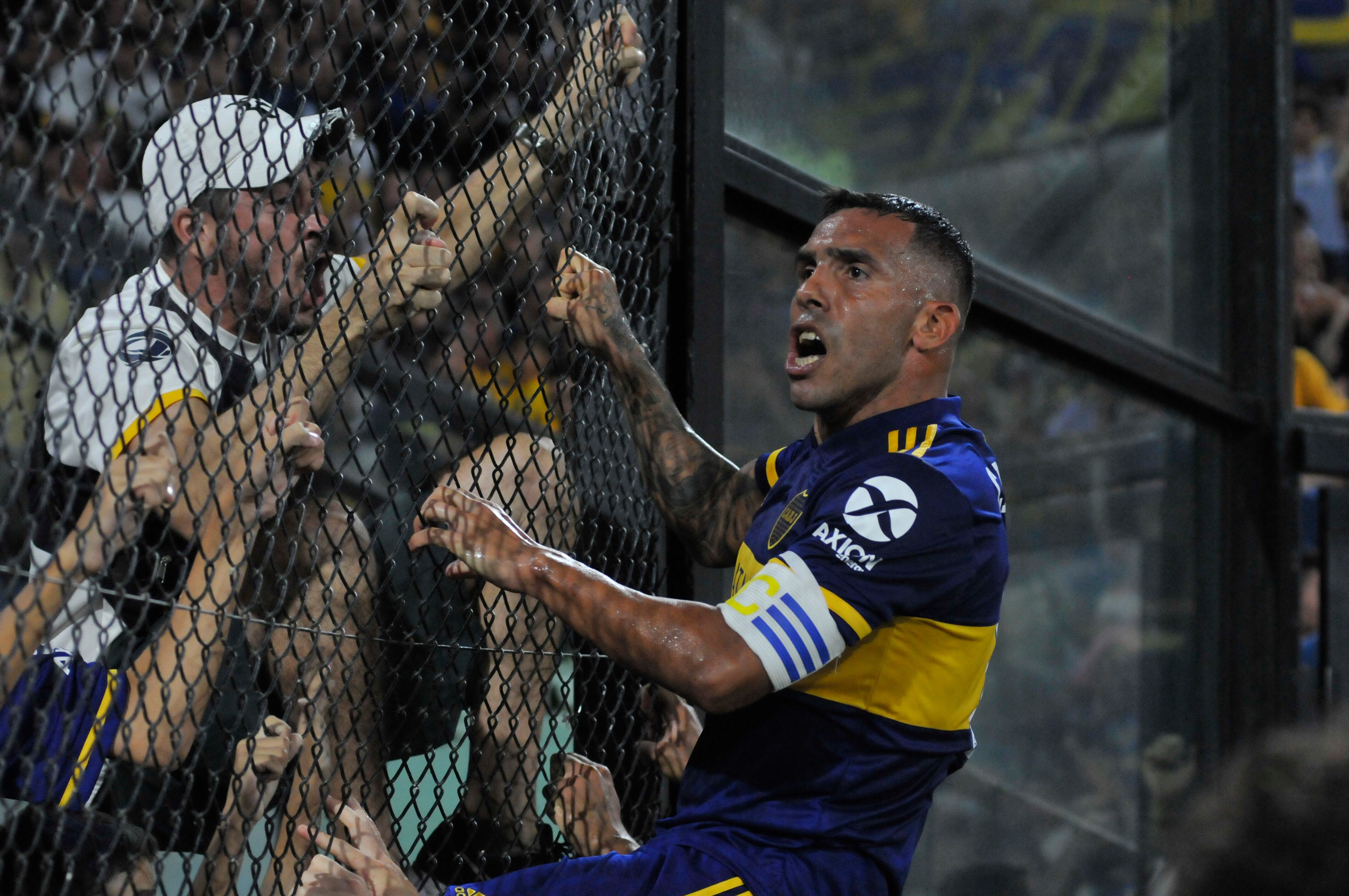 Carlos Tevez festeja el gol que le dio la victoria a Boca sobre Gimnasia.