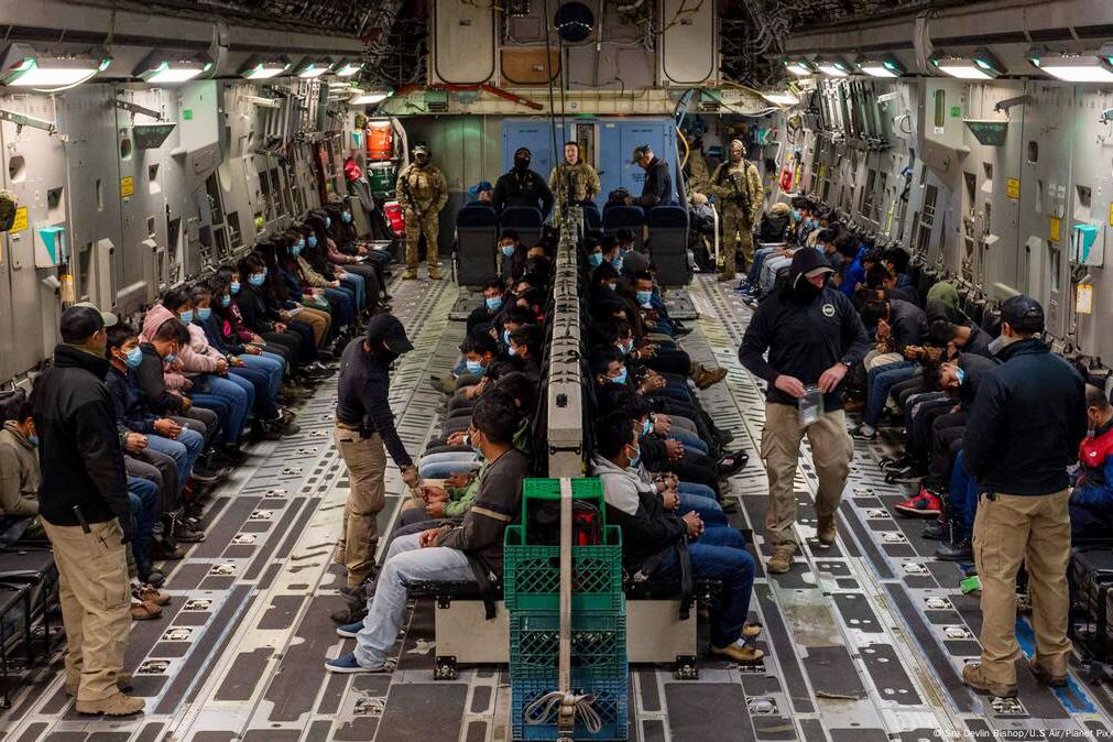 Trump sumó un nuevo mecanismo a las deportaciones masivas de inmigrantes a través de aviones