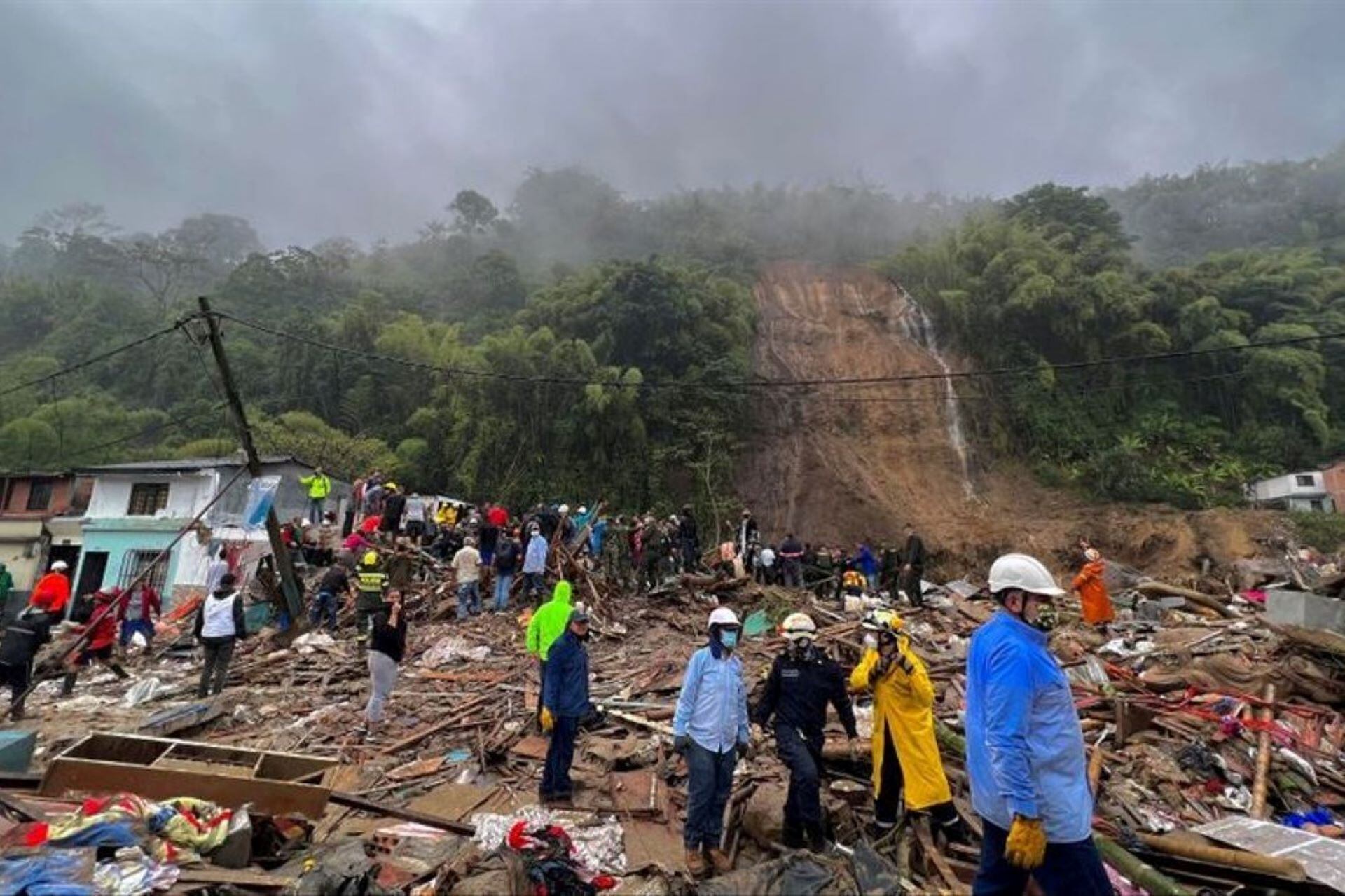 Las lluvias provocaron inundaciones, deslizamientos de tierra y vendavales, que afectaron a 23 de los 32 departamentos del país. Desde marzo suman 59 víctimas fatales. (Foto: EFE)