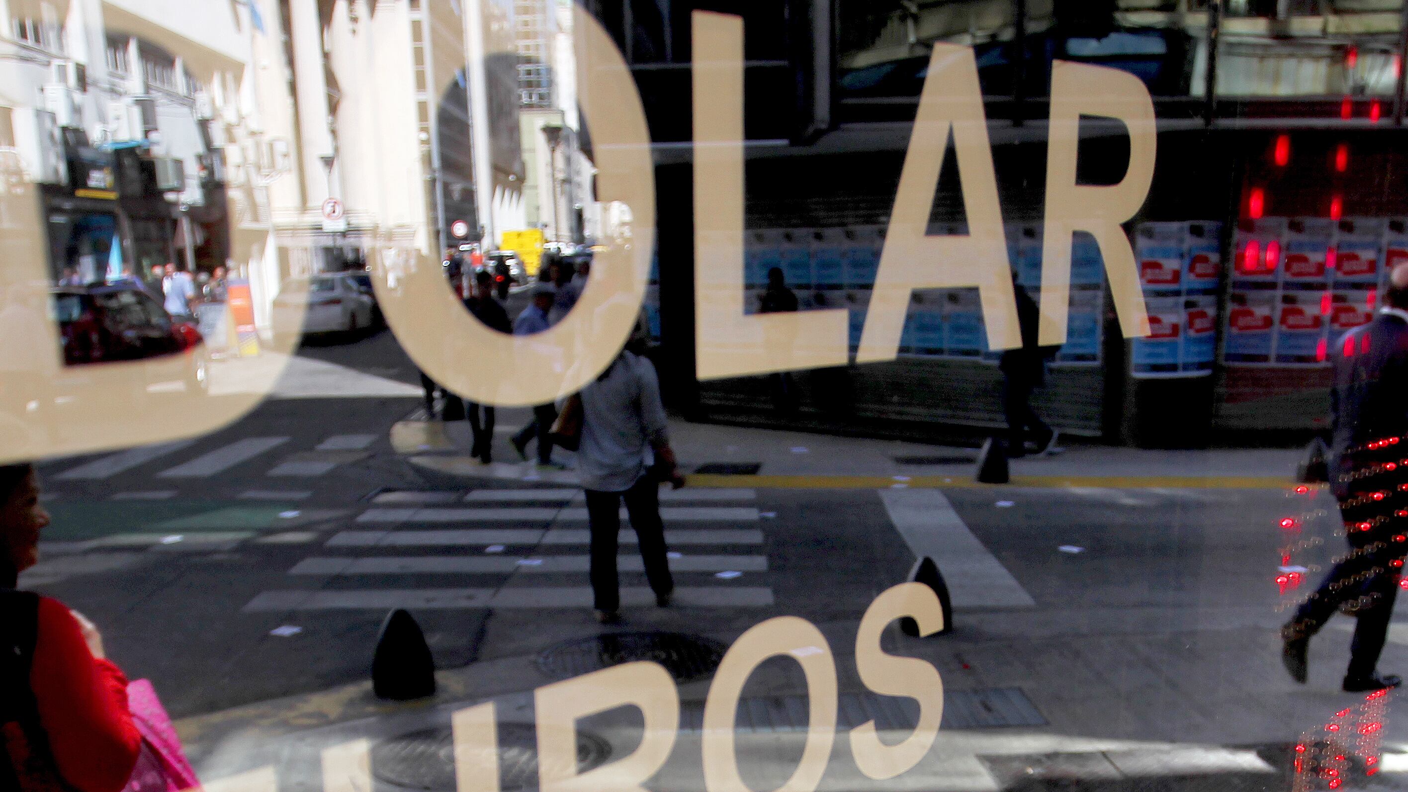 Tranquilizar el dólar durante las próximas dos semanas, el único fin buscado