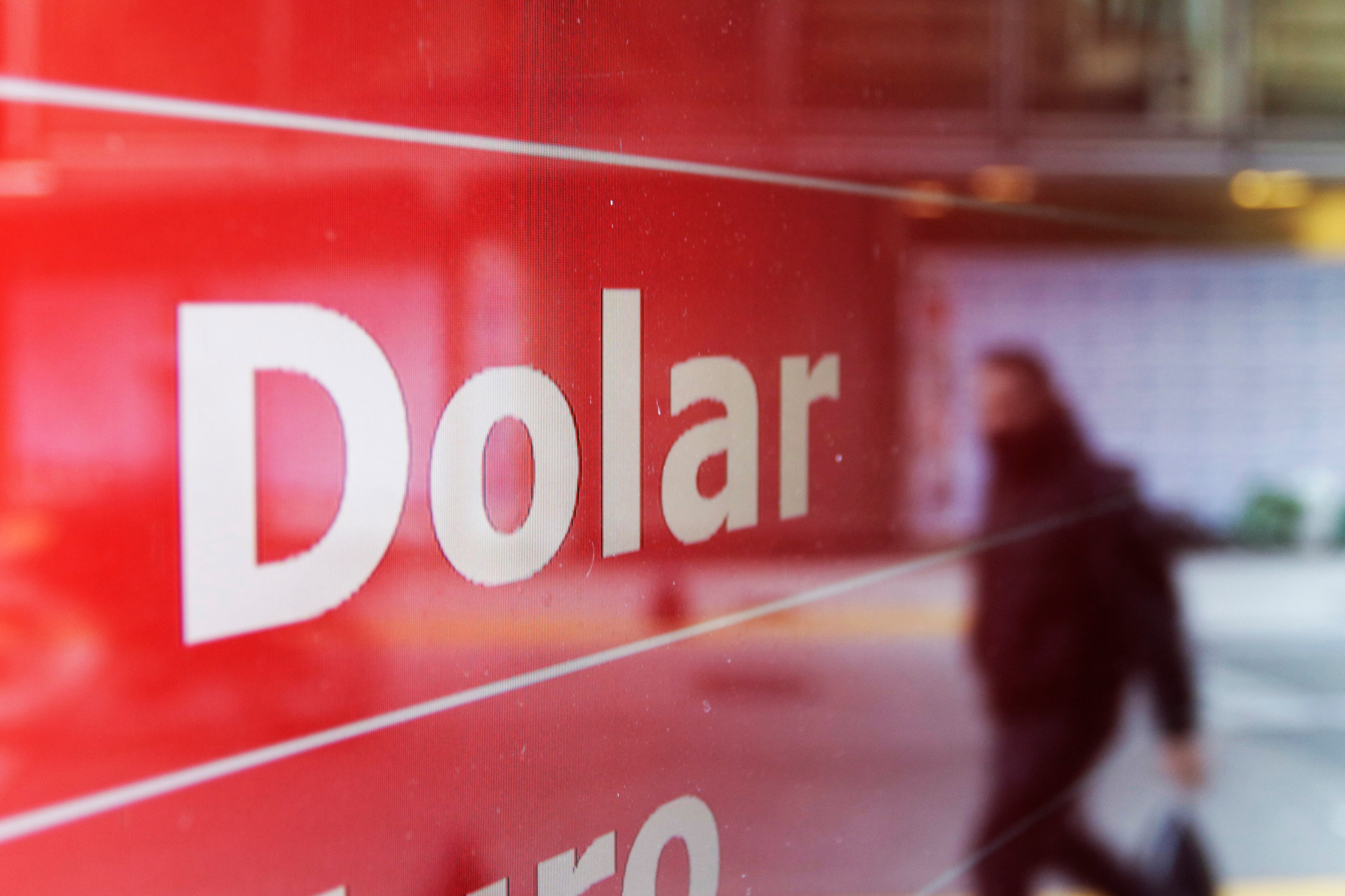 La brecha entre el dólar oficial y el paralelo se estiró a 4 pesos.