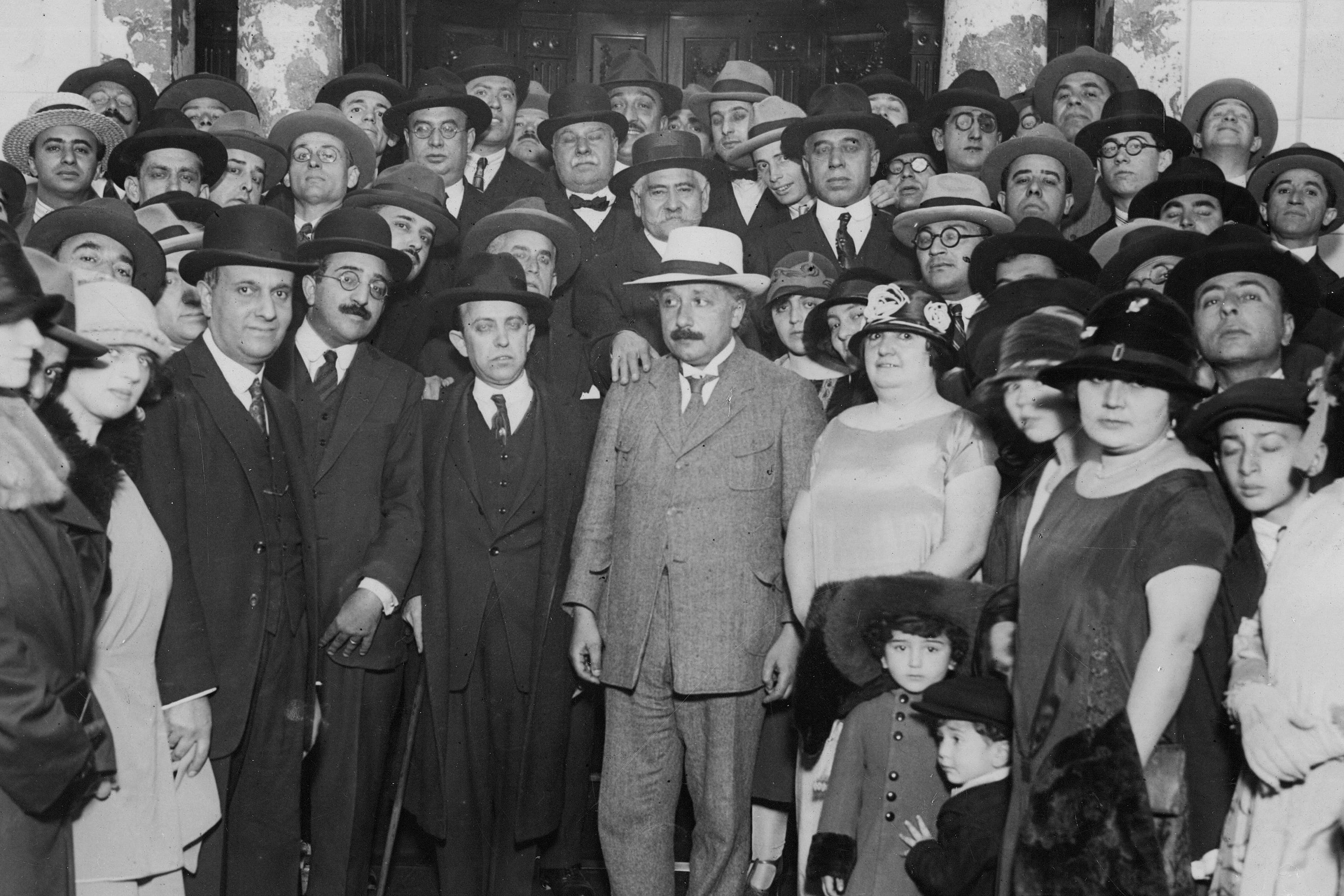 Einstein rodeado por sus fans en Buenos Aires.