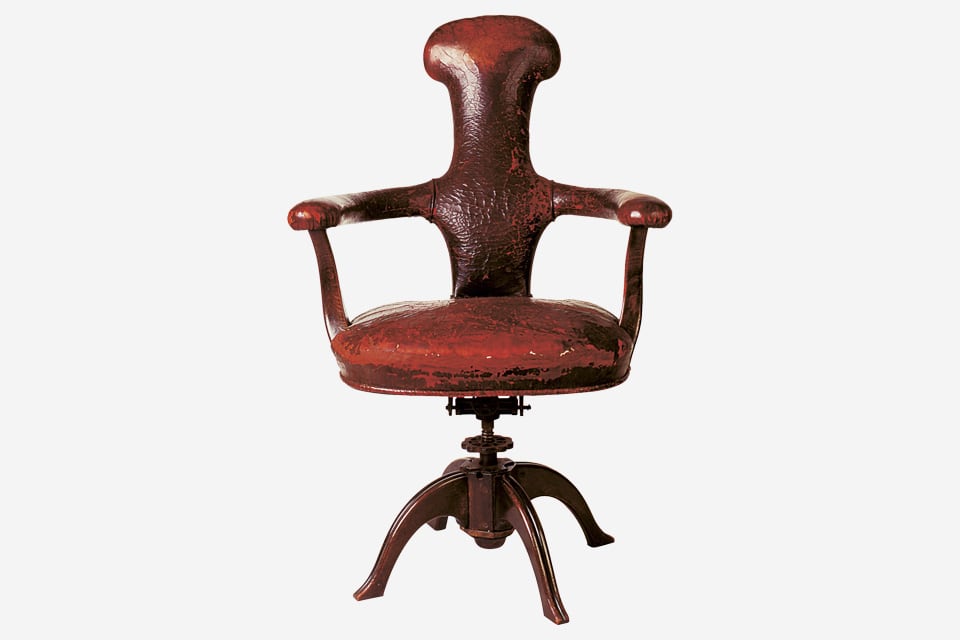 La silla tiene afinado respaldo, envolvente apoyabrazos y asiento generoso.