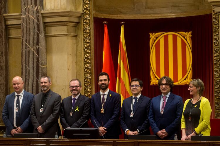 Roger Torrent, en el centro, tras ser investido como presidente del Parlament en Barcelona.