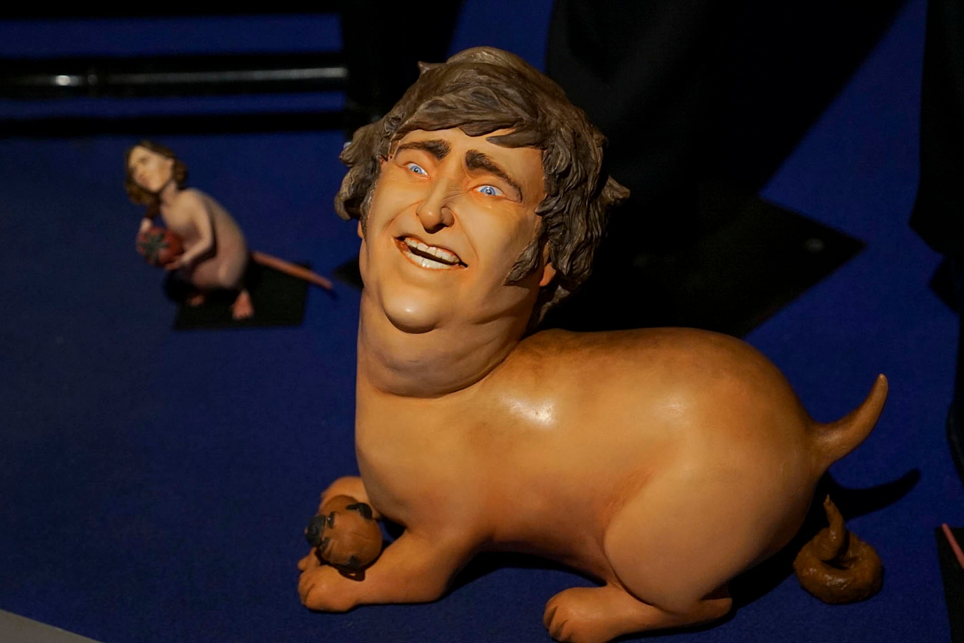 Milei, perro faldero de Trump: las creativas esculturas de líderes políticos de un artista chileno que se hicieron virales en las redes