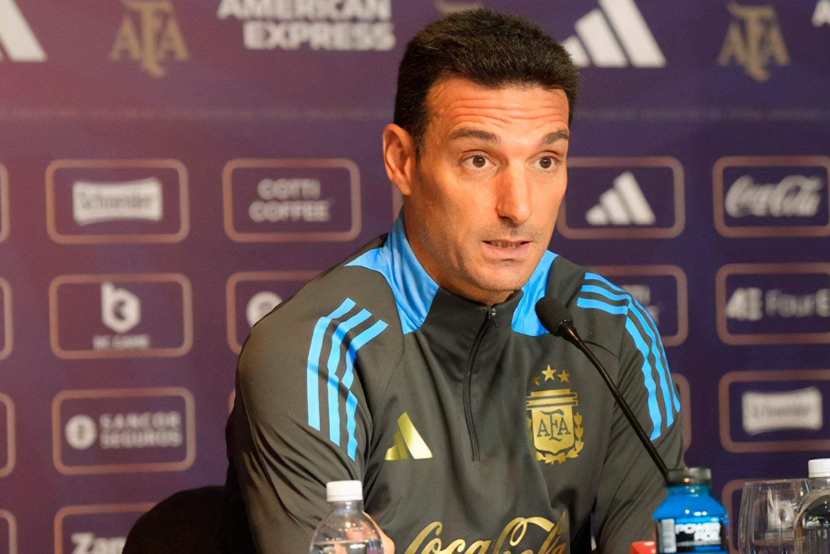 Scaloni deberá ingeniárselas para suplir la ausencia notable de Dibu Martínez.