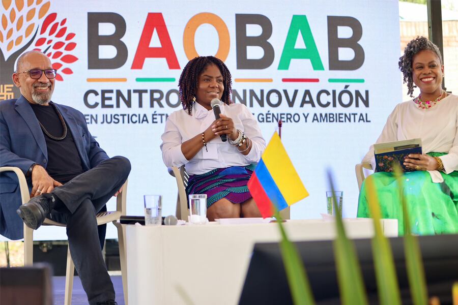 Francia Márquez junto a Atila Roque y Aurora Vergara. Imagen: Darwin Torres/Vicepresidencia Colombia.