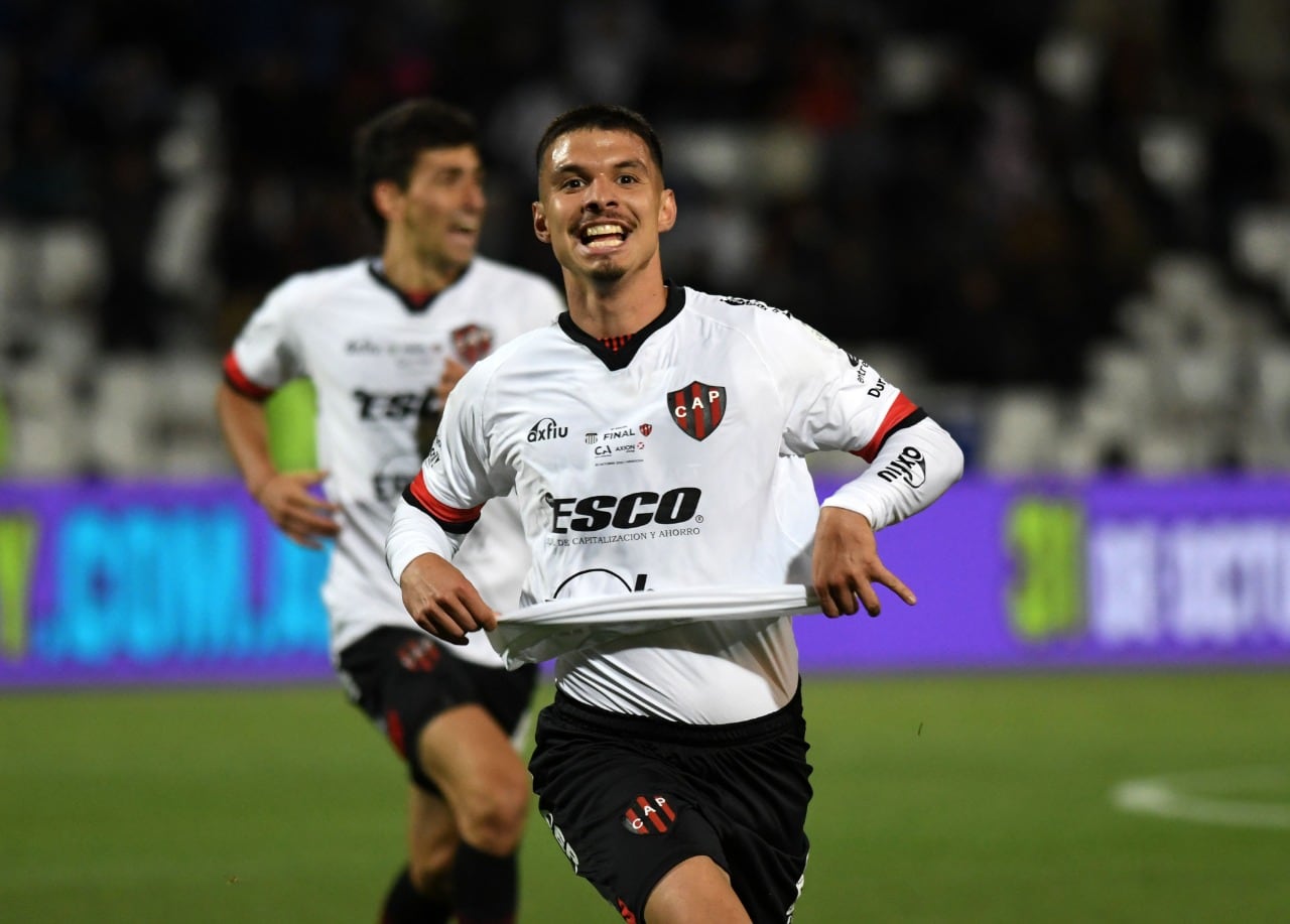 Tiago Banega festeja su gol en la noche mendocina