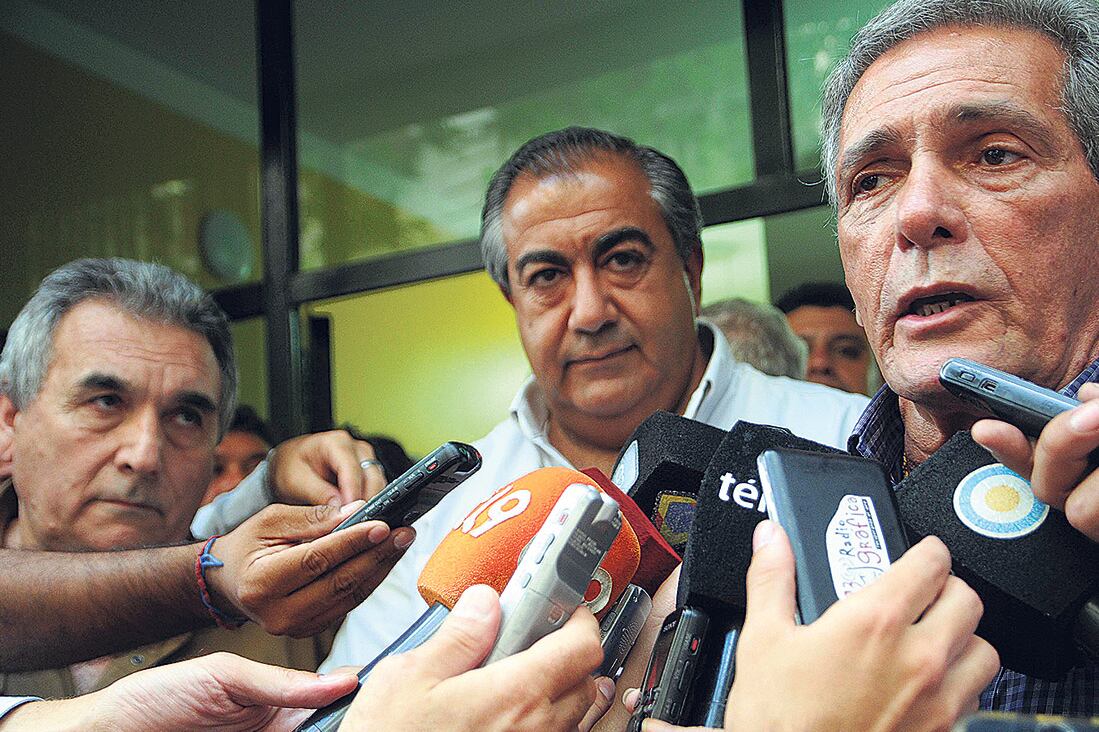 “Todo lo firmado por el Gobierno y los empresarios con el sindicalismo fue verborragia total”, dijo Acuña, junto a Daer y Schmid.