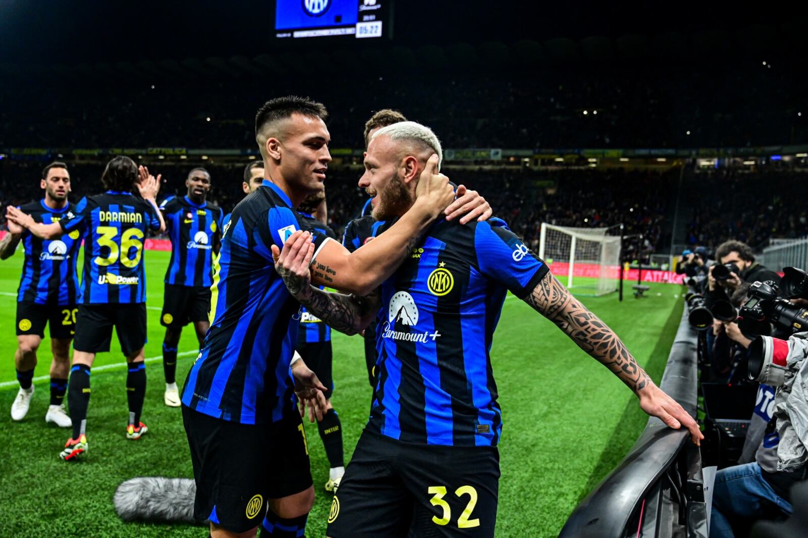 El "Toro" Martínez saluda a Dimarco, autor del primmer tanto neroazzurro