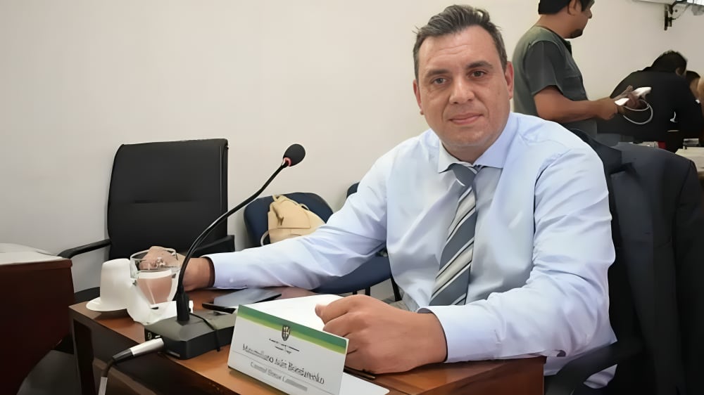 Maximiliano Bondarenko en su banca de concejal. 