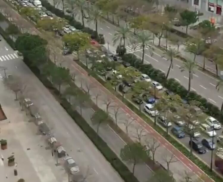 La Avenida de las Cortes Valencianas, repleta de autos. 