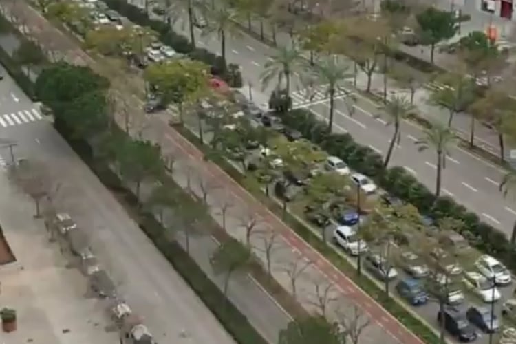La Avenida de las Cortes Valencianas, repleta de autos.