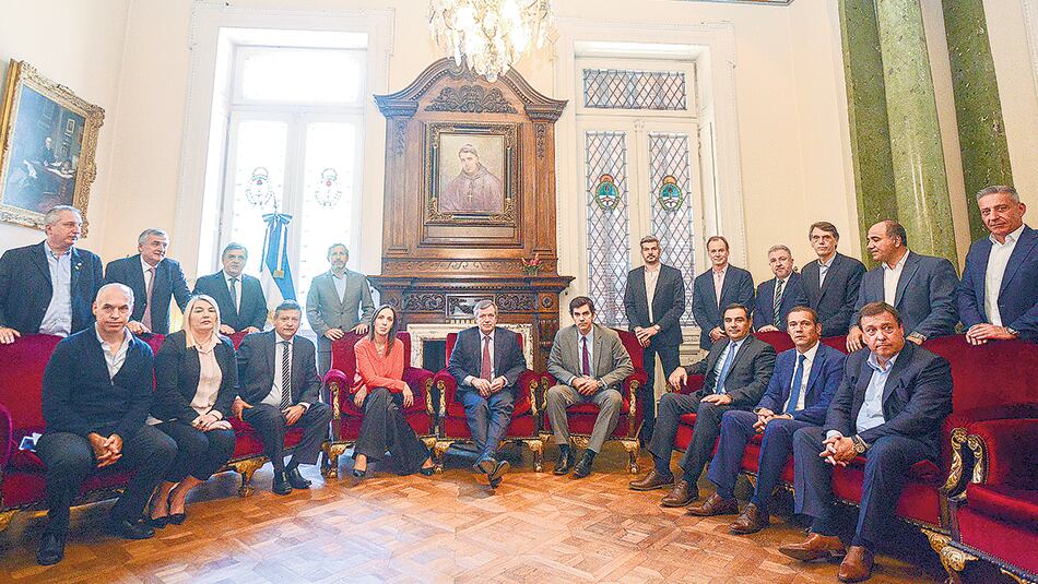 Los gobernadores que apoyan la reforma previsional se mostraron con Peña y Monzó.