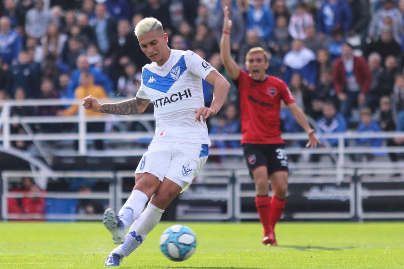 Nicolás Domínguez a punto de marcar; mientras, Facundo Nadalín protesta.