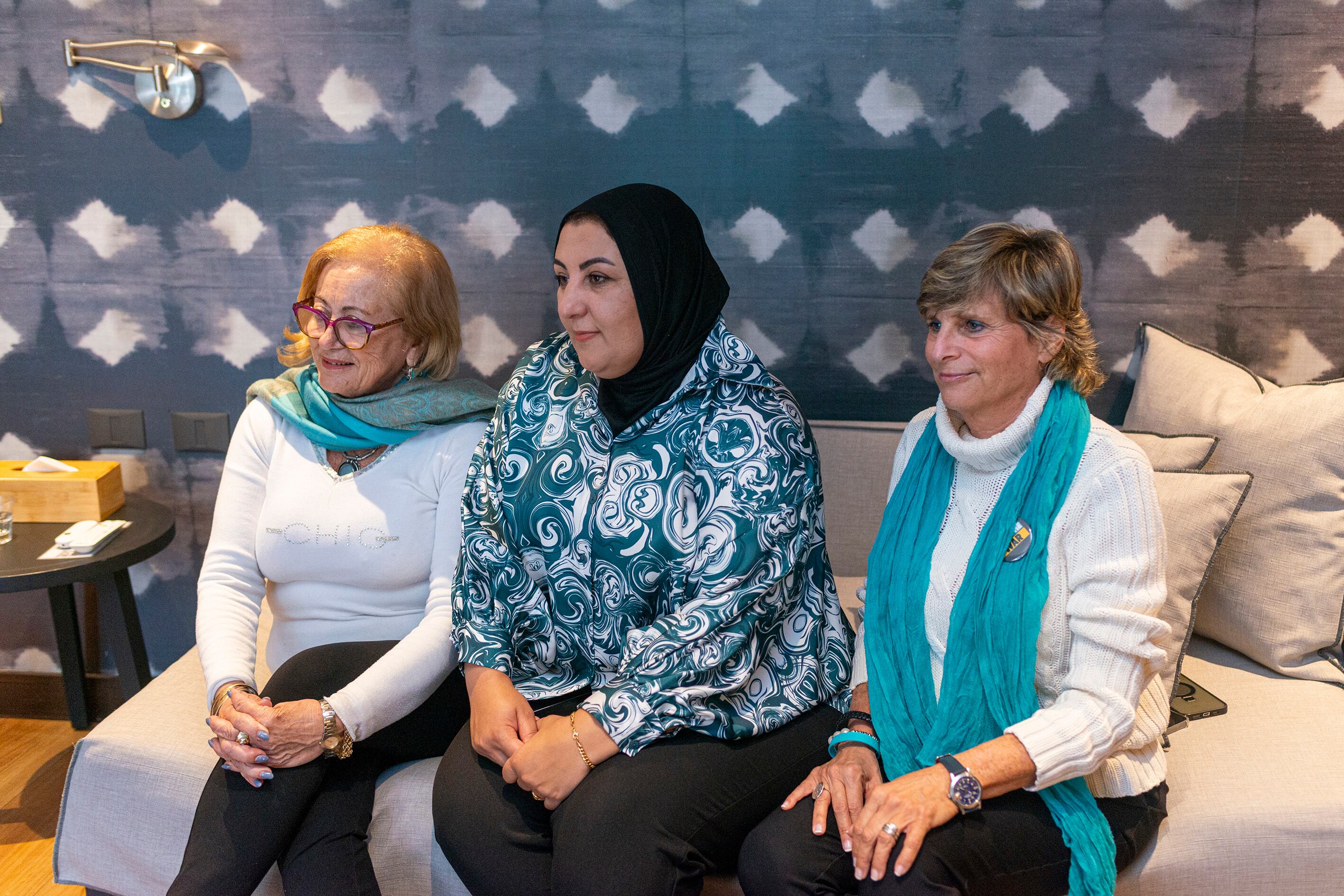 Angela Scharf, Reem Al-Hajajreh y Hyam Tannous, activistas por la paz israelita-palestina.