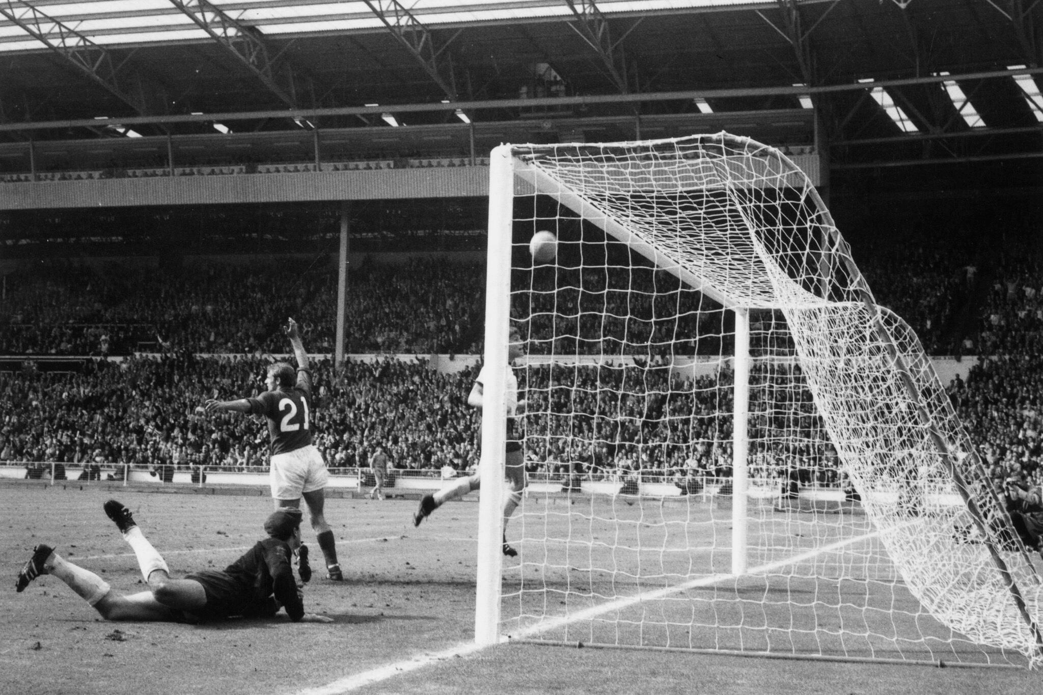 Roger Hunt ya festeja mientras el defensor alemán Wolfgang Weber sigue la jugada